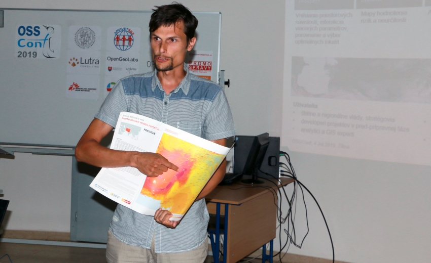 Juraj Beták prezentuje (Lepšia kartografia s QGISom: prípadová štúdia Global Solar Atlas) na konferencii OSSConf 2019, foto: Robert Doležal