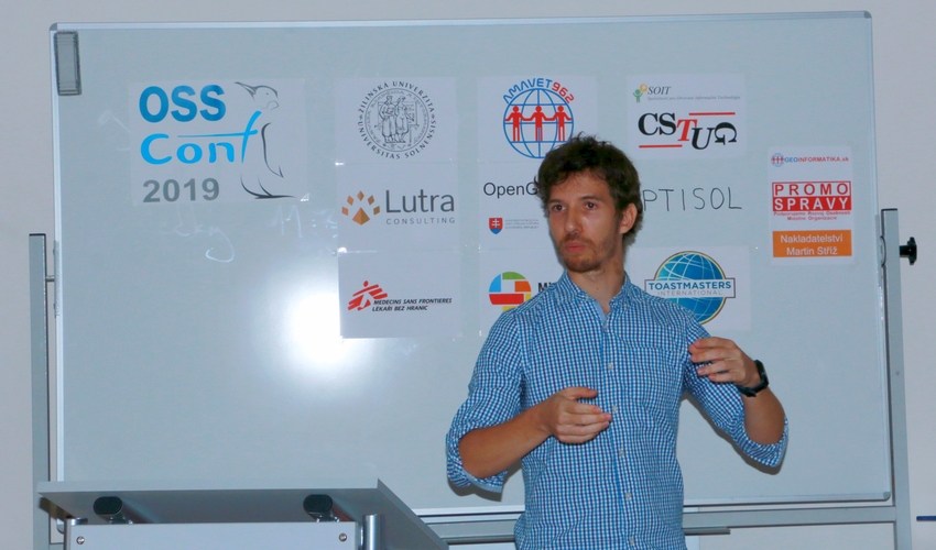 Martin Dobiaš prezentuje (Za oponou úspešného open source GIS projektu) na konferencii OSSConf 2019, foto: Robert Doležal