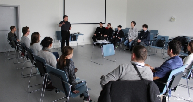 Miloslav Ofúkaný viedol na Junior Internet 2016 workshop Ako úspešne prezentovať projekt a viesť tímovú komunikáciu pre súťažiacich kategórie JuniorLEARN.