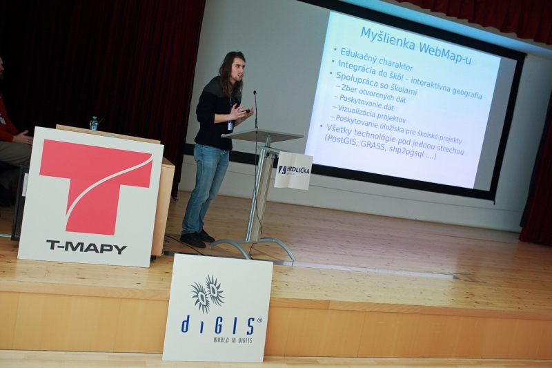 Martin Pravda prezentuje na GISáčkovi 2016 tému GIS hosting pre školské projekty, foto: Michal Kačmařík