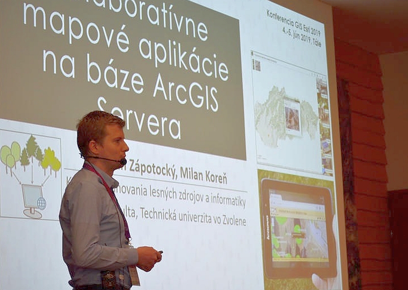 Martin Zápotocký prezentuje tému Kolaboratívne mapové aplikácie na báze ArcGIS Servera na konferencii GIS Esri 2019, foto: archív M.Zápotocký